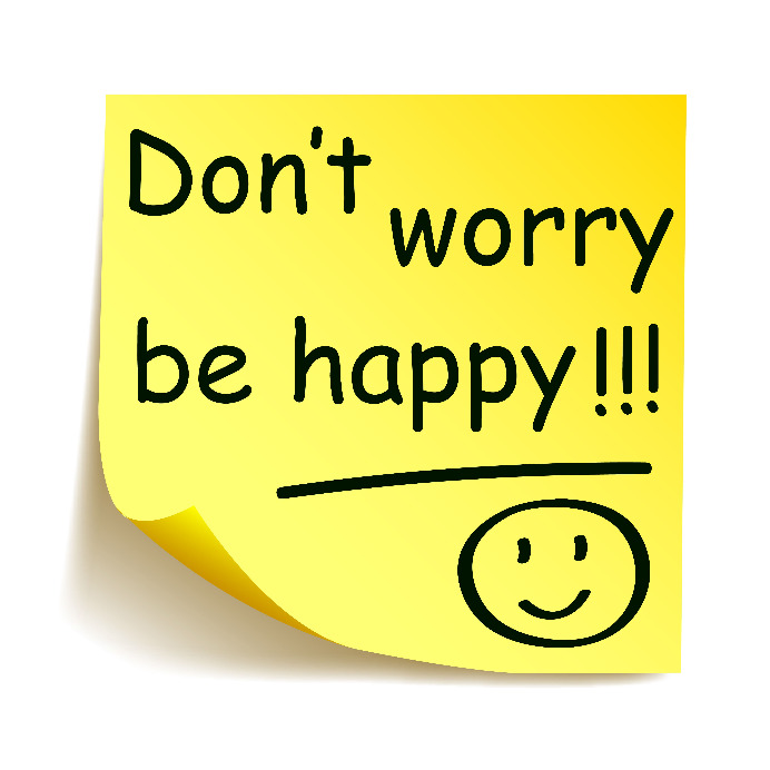 Auf einem gelben Haftnotizzettel steht über einem Smiley: Don´t worry be happy!!!